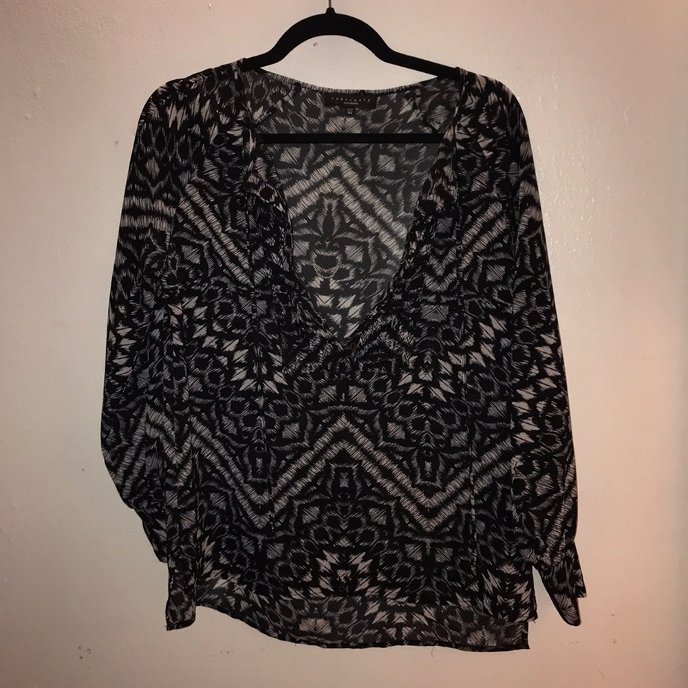 Sanctuary white and Black pattern blouse